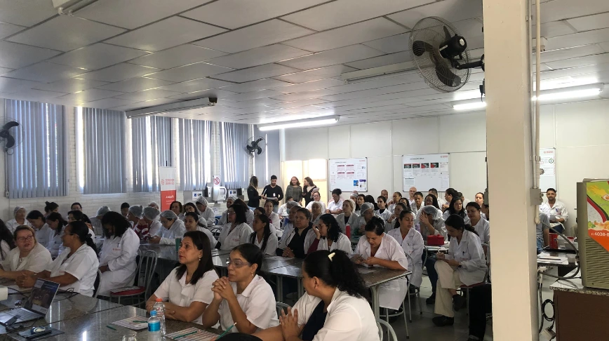 Mais de 130 colaboradores lotaram o salão para asistirme a palestra educacional financeira.